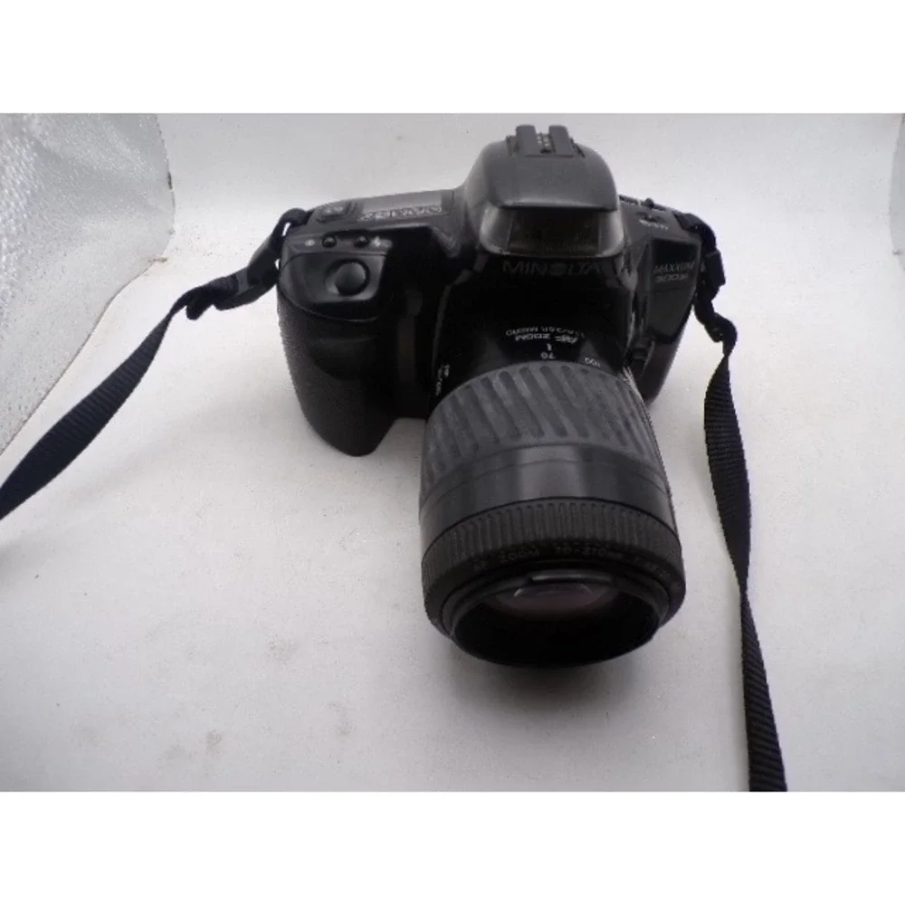 Minolta Maxxum 300si 35mm SLR Film Camera with AF Zoom 70-210mm Lens Black READ